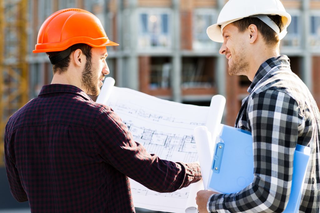 Ingeniero y arquitecto que supervisa la construcción